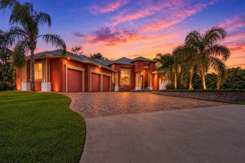 House in North Port, Florida 3 bedrooms, 236.9 sq.m. № 2156787 - photo 2