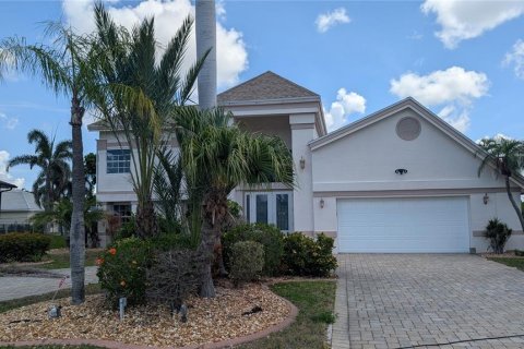 House in Cape Coral, Florida 4 bedrooms, 279.54 sq.m. № 1747554 - photo 1
