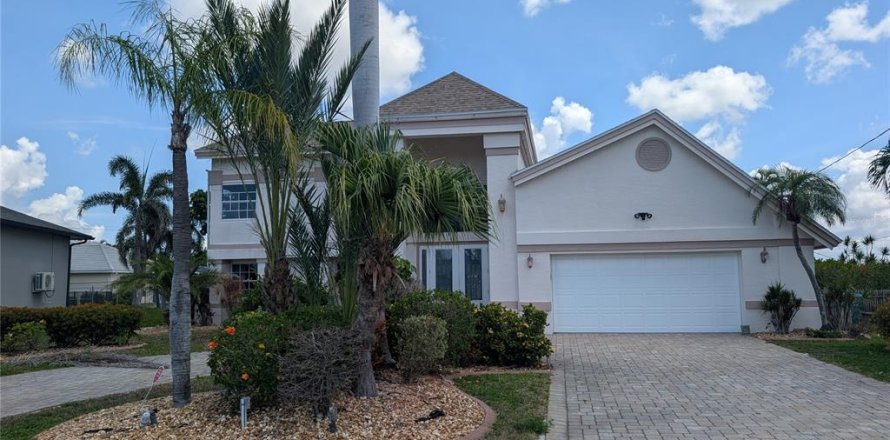 House in Cape Coral, Florida 4 bedrooms, 279.54 sq.m. № 1747554