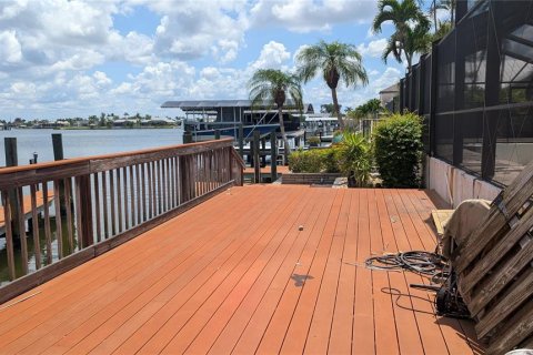 House in Cape Coral, Florida 4 bedrooms, 279.54 sq.m. № 1747554 - photo 8