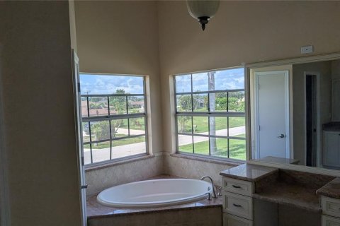 House in Cape Coral, Florida 4 bedrooms, 279.54 sq.m. № 1747554 - photo 26