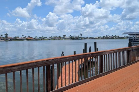House in Cape Coral, Florida 4 bedrooms, 279.54 sq.m. № 1747554 - photo 7