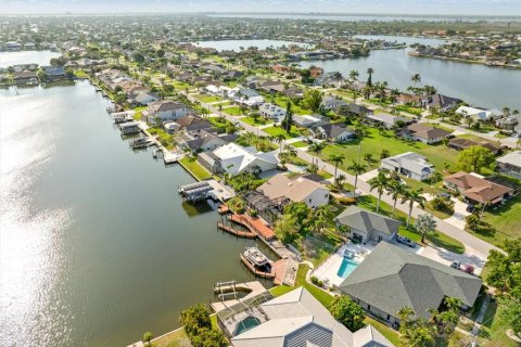 House in Cape Coral, Florida 4 bedrooms, 279.54 sq.m. № 1747554 - photo 30