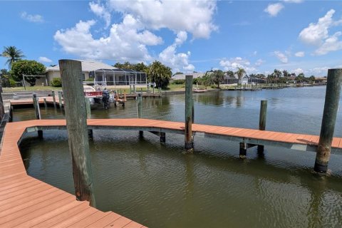 House in Cape Coral, Florida 4 bedrooms, 279.54 sq.m. № 1747554 - photo 12