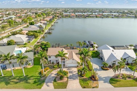 House in Cape Coral, Florida 4 bedrooms, 279.54 sq.m. № 1747554 - photo 27