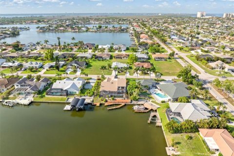 House in Cape Coral, Florida 4 bedrooms, 279.54 sq.m. № 1747554 - photo 29