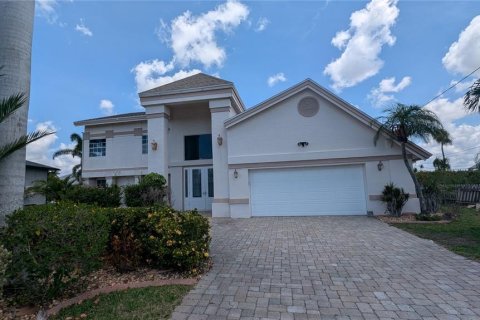 House in Cape Coral, Florida 4 bedrooms, 279.54 sq.m. № 1747554 - photo 2