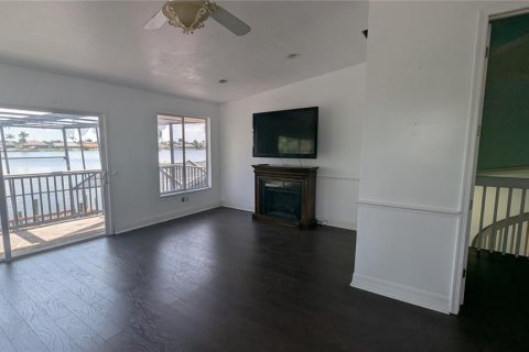 House in Cape Coral, Florida 4 bedrooms, 279.54 sq.m. № 1747554 - photo 24