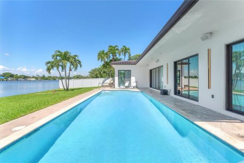 House in Miami, Florida 3 bedrooms № 1707585 - photo 1