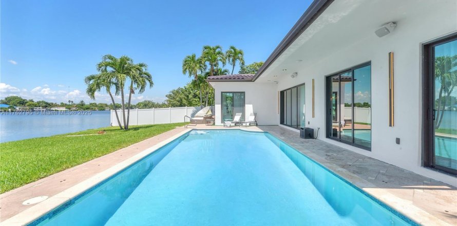 House in Miami, Florida 3 bedrooms № 1707585