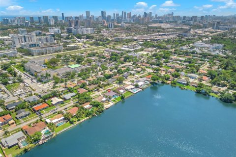House in Miami, Florida 3 bedrooms № 1707585 - photo 4