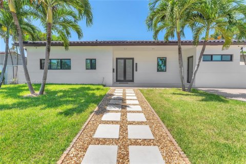 House in Miami, Florida 3 bedrooms № 1707585 - photo 2