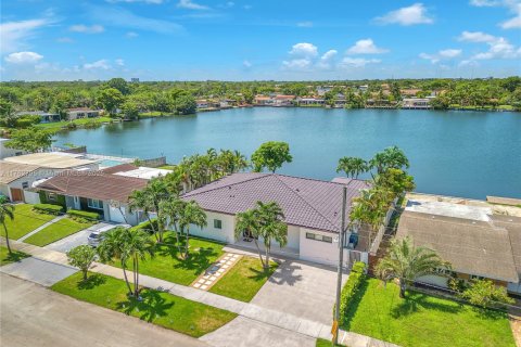 House in Miami, Florida 3 bedrooms № 1707585 - photo 15