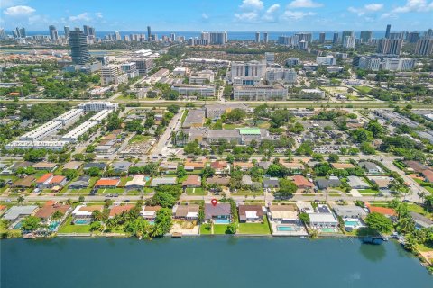 House in Miami, Florida 3 bedrooms № 1707585 - photo 9