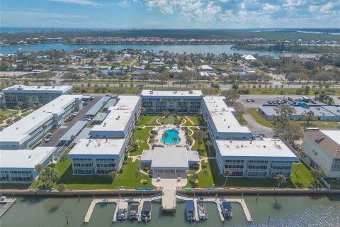 Condo in New Smyrna Beach, Florida, 2 bedrooms  № 1575156 - photo 1