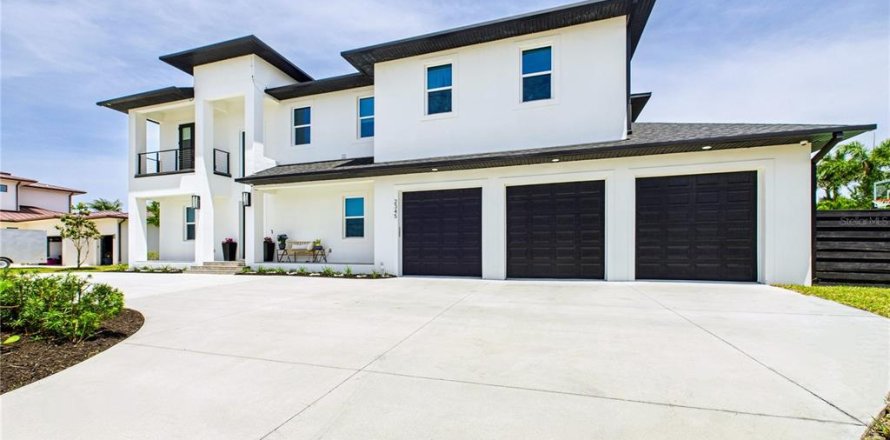 House in Indialantic, Florida 7 bedrooms, 426.7 sq.m. № 1654970