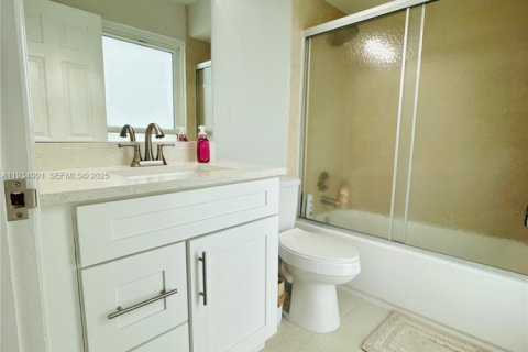 House in Wellington, Florida 2 bedrooms, 122.45 sq.m. № 1992890 - photo 24