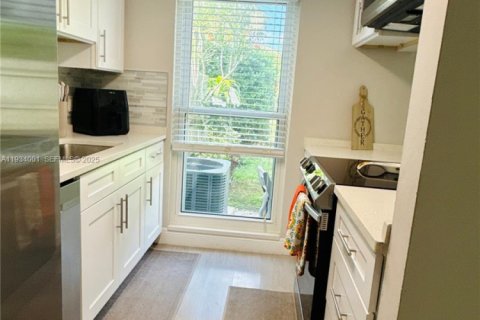 House in Wellington, Florida 2 bedrooms, 122.45 sq.m. № 1992890 - photo 5