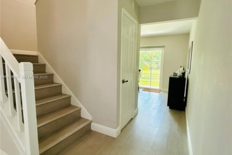 House in Wellington, Florida 2 bedrooms, 122.45 sq.m. № 1992890 - photo 2