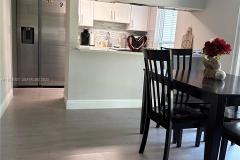 House in Wellington, Florida 2 bedrooms, 122.45 sq.m. № 1992890 - photo 3