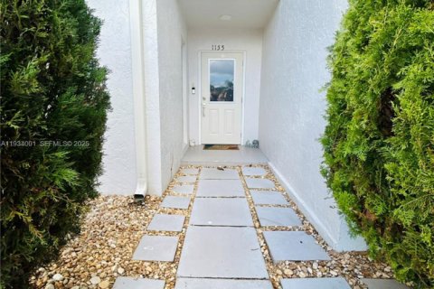 House in Wellington, Florida 2 bedrooms, 122.45 sq.m. № 1992890 - photo 1