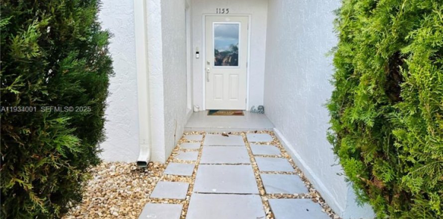 House in Wellington, Florida 2 bedrooms, 122.45 sq.m. № 1992890