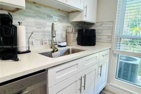 House in Wellington, Florida 2 bedrooms, 122.45 sq.m. № 1992890 - photo 6