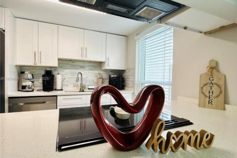 House in Wellington, Florida 2 bedrooms, 122.45 sq.m. № 1992890 - photo 4