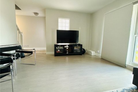 House in Wellington, Florida 2 bedrooms, 122.45 sq.m. № 1992890 - photo 12