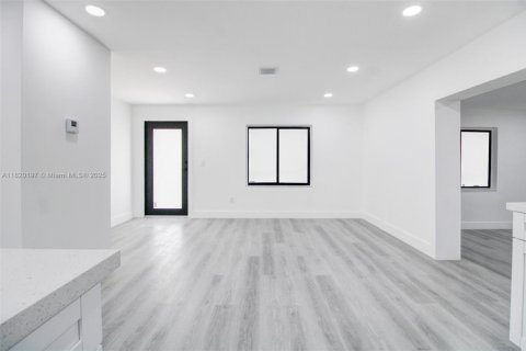 Casa en venta en North Miami, Florida, 3 dormitorios, 145.67 m2 № 1779533 - foto 5