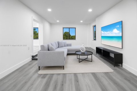 Casa en venta en North Miami, Florida, 3 dormitorios, 145.67 m2 № 1779533 - foto 2