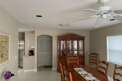 Villa ou maison à vendre à Hollywood, Floride: 4 chambres, 213.68 m2 № 1928334 - photo 21