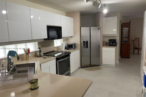 Villa ou maison à vendre à Hollywood, Floride: 4 chambres, 213.68 m2 № 1928334 - photo 18