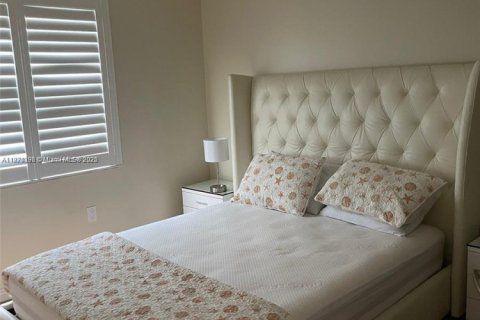 Villa ou maison à vendre à Hollywood, Floride: 4 chambres, 213.68 m2 № 1928334 - photo 13