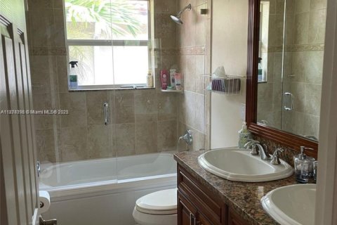 Villa ou maison à vendre à Hollywood, Floride: 4 chambres, 213.68 m2 № 1928334 - photo 8