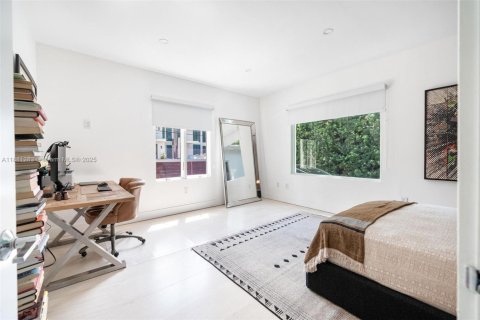 House in Miami Beach, Florida 4 bedrooms, 299.89 sq.m. № 2015267 - photo 28