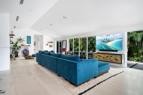 House in Miami Beach, Florida 4 bedrooms, 299.89 sq.m. № 2015267 - photo 13