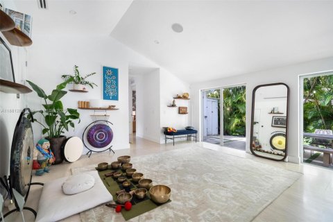 House in Miami Beach, Florida 4 bedrooms, 299.89 sq.m. № 2015267 - photo 15