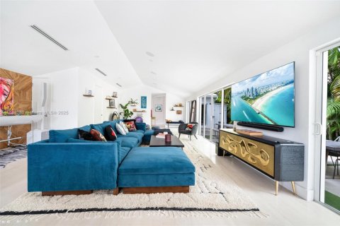 House in Miami Beach, Florida 4 bedrooms, 299.89 sq.m. № 2015267 - photo 14
