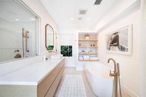 House in Miami Beach, Florida 4 bedrooms, 299.89 sq.m. № 2015267 - photo 19