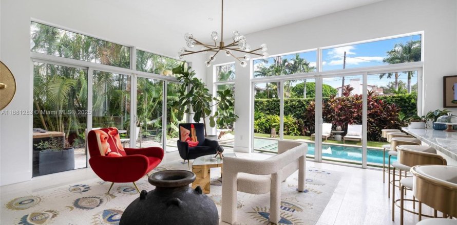 House in Miami Beach, Florida 4 bedrooms, 299.89 sq.m. № 2015267