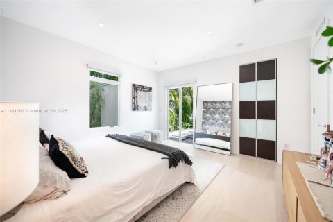 House in Miami Beach, Florida 4 bedrooms, 299.89 sq.m. № 2015267 - photo 18