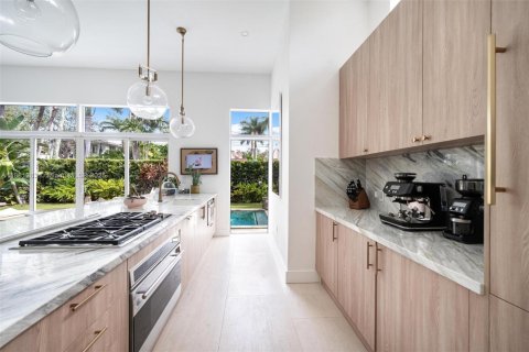 House in Miami Beach, Florida 4 bedrooms, 299.89 sq.m. № 2015267 - photo 10
