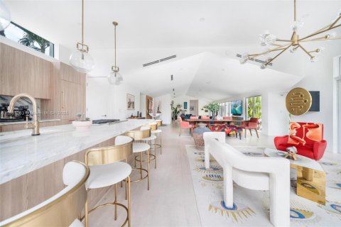 House in Miami Beach, Florida 4 bedrooms, 299.89 sq.m. № 2015267 - photo 11