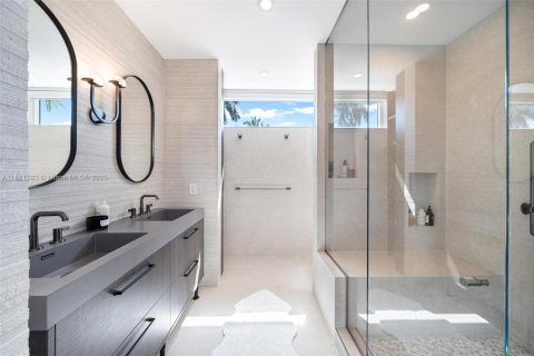 House in Miami Beach, Florida 4 bedrooms, 299.89 sq.m. № 2015267 - photo 24