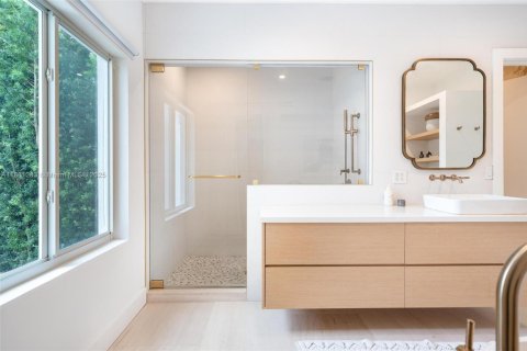 House in Miami Beach, Florida 4 bedrooms, 299.89 sq.m. № 2015267 - photo 20