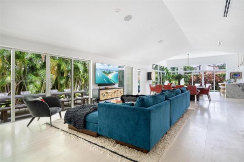 House in Miami Beach, Florida 4 bedrooms, 299.89 sq.m. № 2015267 - photo 12