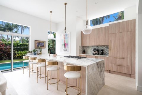 House in Miami Beach, Florida 4 bedrooms, 299.89 sq.m. № 2015267 - photo 9