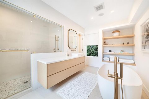 House in Miami Beach, Florida 4 bedrooms, 299.89 sq.m. № 2015267 - photo 21