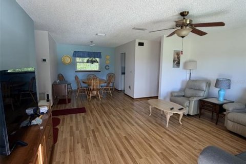 House in Ocala, Florida 3 bedrooms, 135.27 sq.m. № 2400270 - photo 2